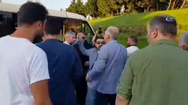 Başkan Uysal, kazayı görünce konvoyu durdurup yardıma koştu