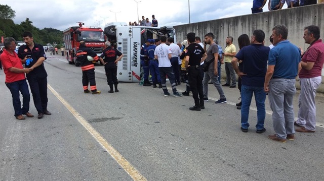Midibüsün devrilmesinin ardından olay yerine çok sayıda polis ve sağlık ekibi yönlendirildi.
