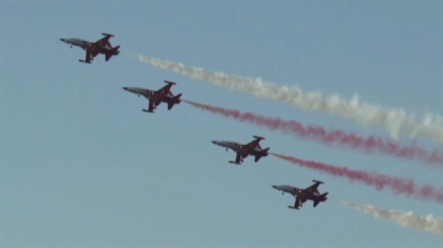 Türk Yıldızları KKTC'de izleyenleri büyüledi