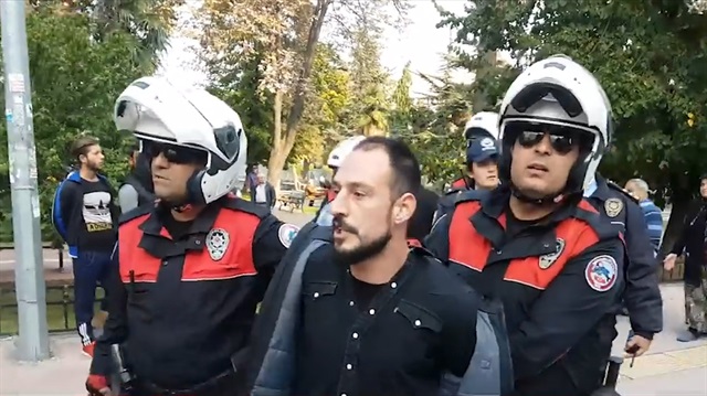 Üst aramasından silah çıkınca polisi böyle tehdit ettiler!
