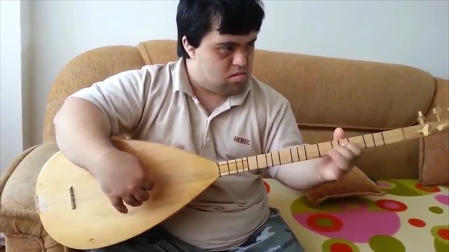 Down sendromlu Çağatay'ın harika bağlama performansı