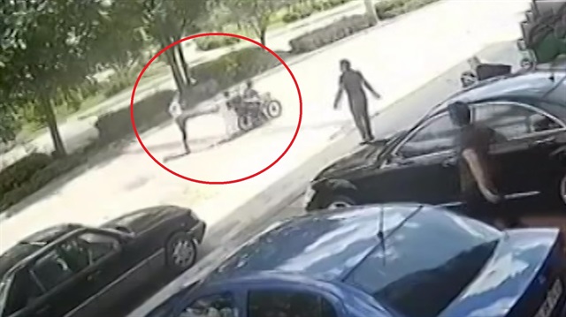 Tekmesiyle hırsızlık şüphelilerini yere serdi!