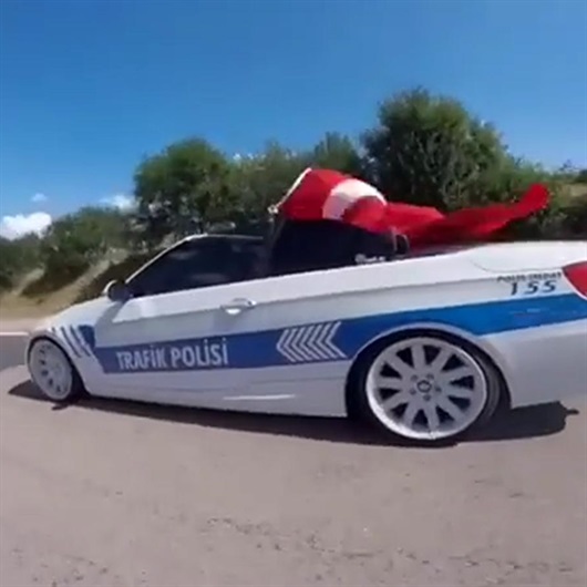 Arabasını Türk polis otosu gibi yaptı