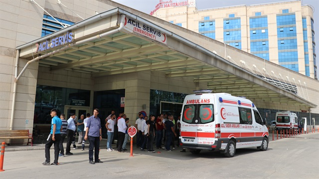 Yaralı askerler ambulanslarla hastaneye sevk edildi.
