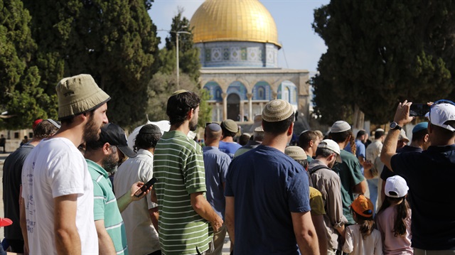 Over 1,000 Jewish settlers converge on Al-Aqsa complex  