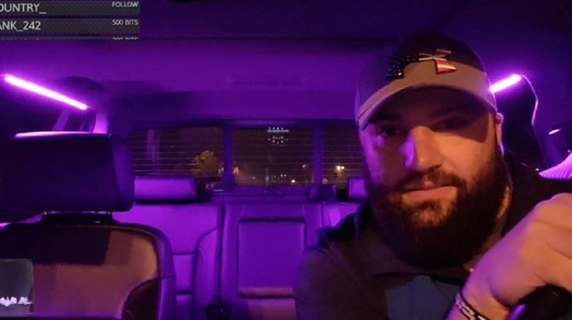 Uber soförünün araçta yer alan güvenlik kamerası üzerinden sosyal medyada canlı yayın yaptığı anlaşıldı.