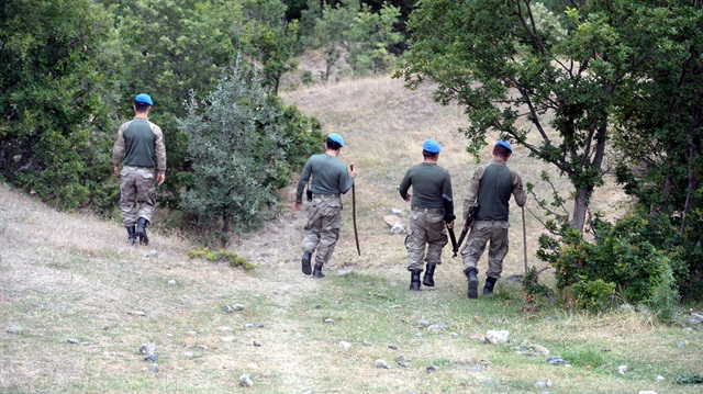 49 kişilik ekip, köy yakınlarını, çadırlar bölgesini ve inşaatı devam eden Yazıtepe Barajı'nın tamamlanan ve su tutulmaya başlanan kısmını tarıyor.