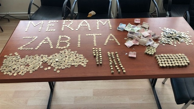 Dilencinin üzerinden çıkan bozuk paralar.