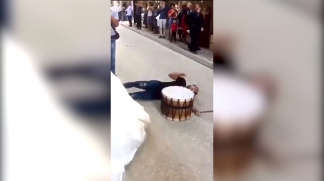 Düğünde kendini yerden yere atan çılgın davulcu