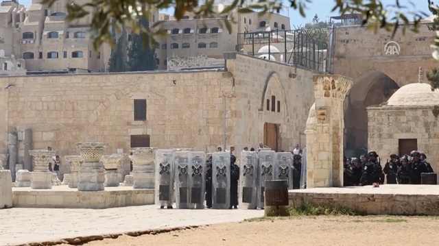 Israeli forces storm J'lem's Aqsa, injuring worshipers