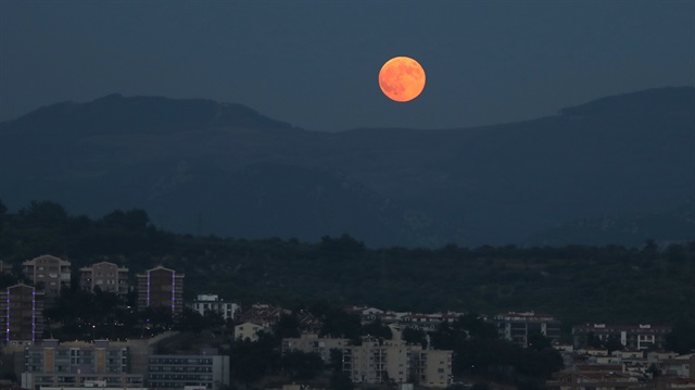 Kanlı ay tutulması başladı
