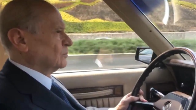 Bahçeli'nin klasik otomobil turu sosyal medyayı salladı