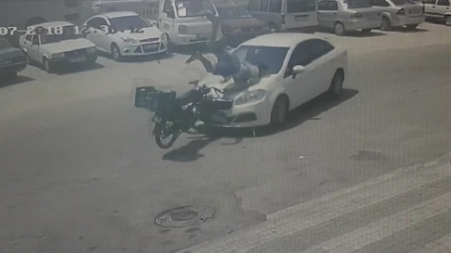 Motosikletle otomobil kafa kafaya çarpıştı