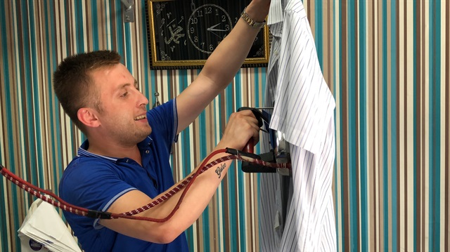 Çorlu'da kuru temizlemecilik yapan Biçer, damatlıkta unutulan parayı sahibine teslim etti.