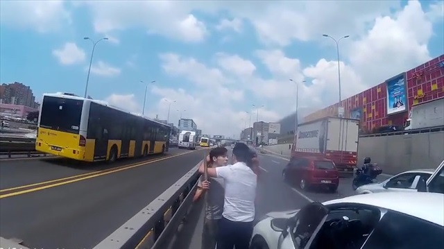 Sopayla üzerine gelen genci sakinleştiren adam