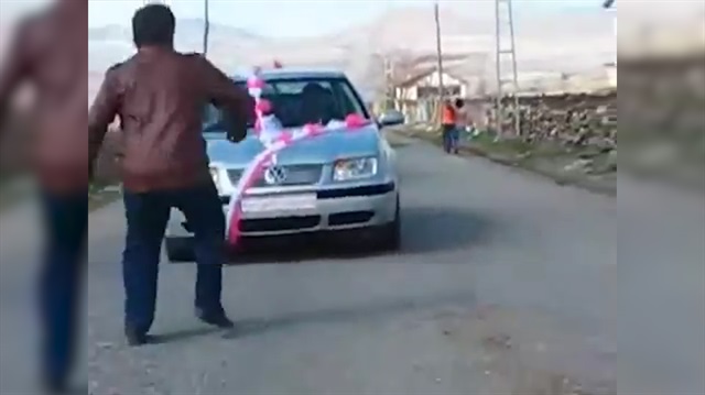 Gelin arabasından zarf kapmak isterken araba çarptı