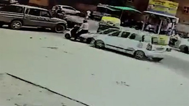 Motosiklet sürücüsü iki araç arasında ezildi