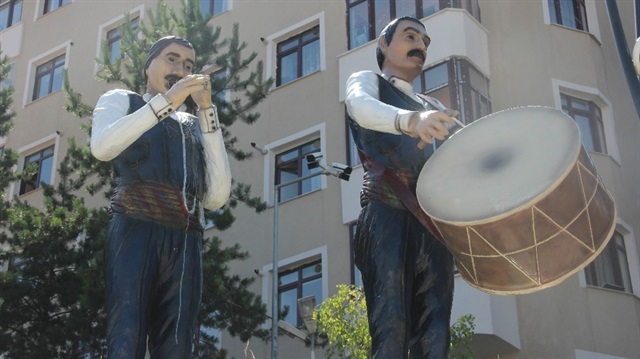 Zurnacının zurnası ve davulcunun da tokmağı çalındı.