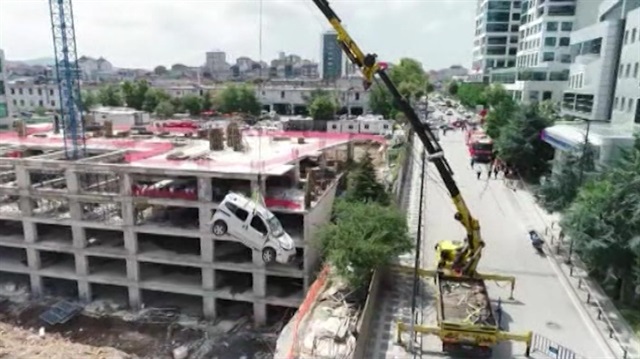 Toprağa saplanan araçların kurtarılma anı