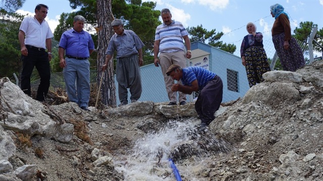 Musluk suyuna kavuşan mahalle sakinleri büyük sevinç yaşadı.