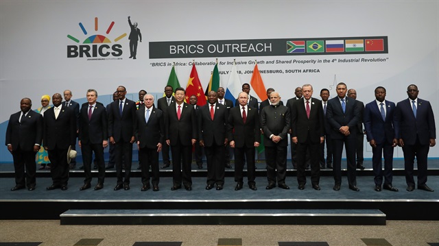 Güney Afrika'da temaslarını sürdüren Türkiye Cumhurbaşkanı Recep Tayyip Erdoğan, BRICS Zirvesi'ne katılım sağlayan liderlerle aile fotoğrafı çekimine katıldı.
