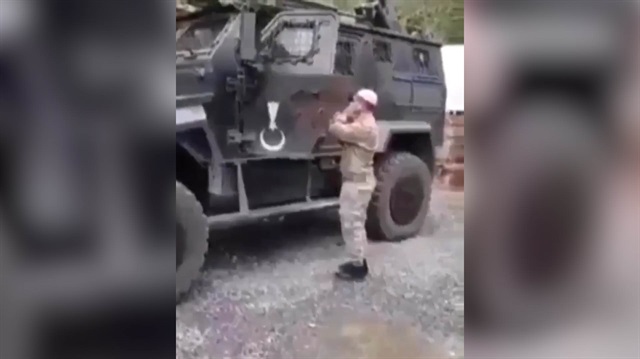 Mehmetçikten kulakların pasını silen ezan tilaveti
