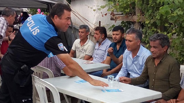 Polis ekipleri, 'Düğün Evi Yas Evi Olmasın', 'Silahla İtibar Kazanılmaz' başlıklı broşürleri dağıtıyor.