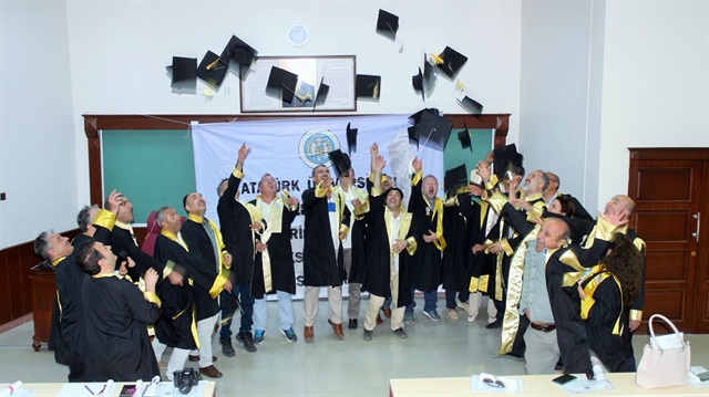 Atatürk Üniversitesi İktisadi ve İdari Bilimler Fakültesi İşletme Bölümü 1989 girişi mezunları, yıllar sonra cübbelerini giyerek ilk kez kep attılar.