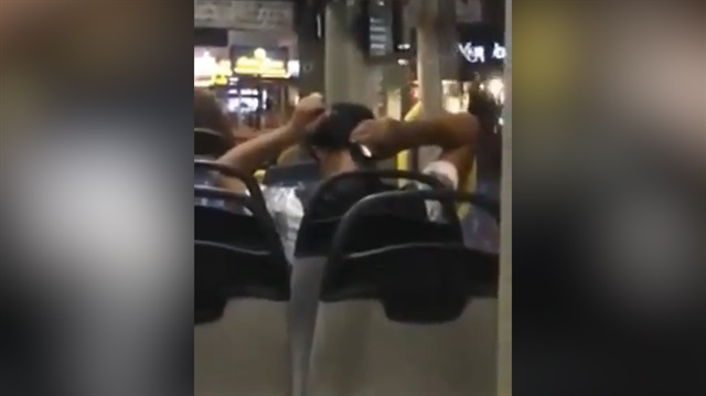 Halk otobüsünde saç tıraşı olan genç
