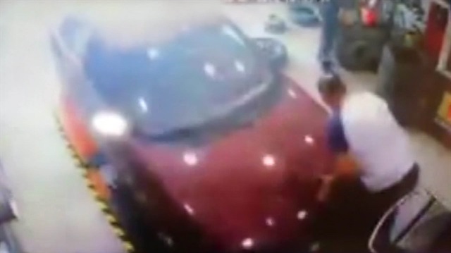 Acemi şoför işçiyi adeta duvara astı!