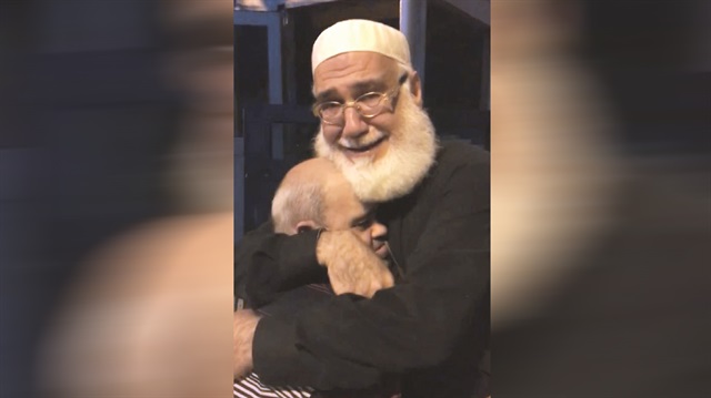 Kardeşi Talip Al Qaysı’ya sarılan Abdullah Hasaballah Salman Al Qaysı büyük mutluluk yaşadı.