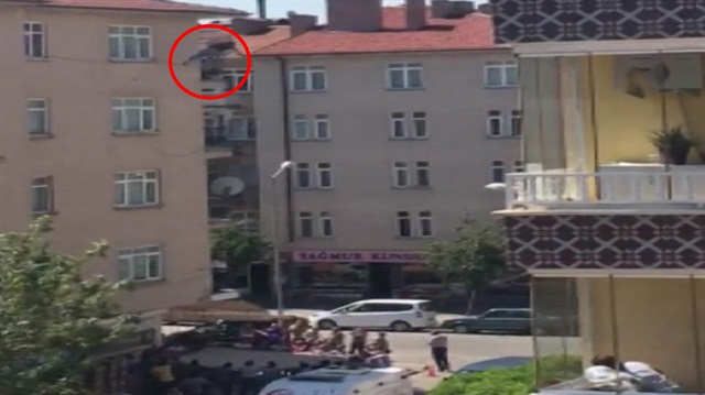 Binanın çatısında uyuyan esnaf böyle aşağı düştü!