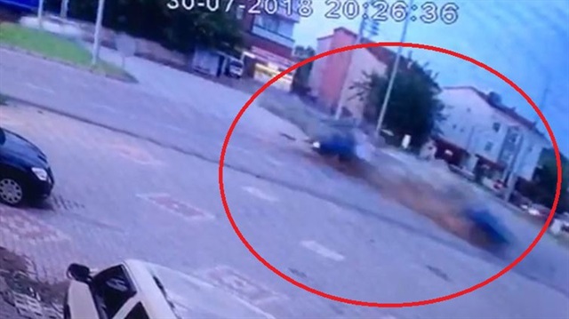 Feci kazada otomobil ikiye bölündü