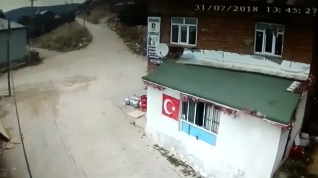 Şiddetli hortum çatıları aldı götürdü