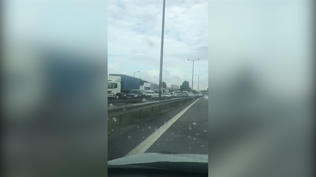 TEM'de kaza: İstanbul-Ankara istikametinde trafik durdu