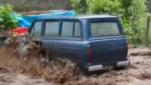 Rize’de sel suları aracı sürükledi