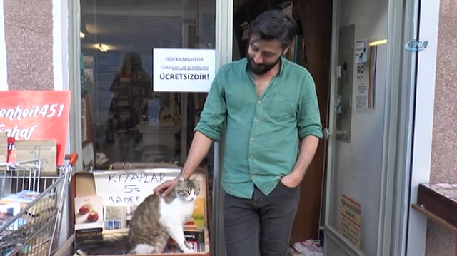 Çöpten topladığı çocuk kitaplarıyla sahaf kurdu