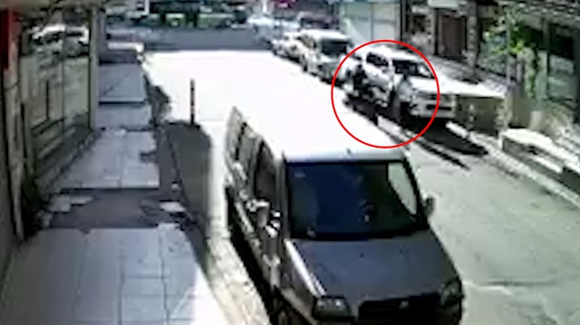 Motosikletle yaklaştığı genç kıza tekme attı