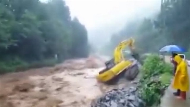 Rizede sel sularına kapılan iş makinesi böyle devrildi