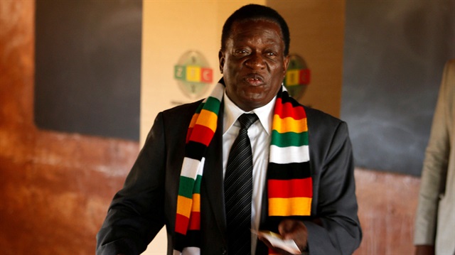 Zimbabwe's President Emmerson Mnangagwa casts his ballot as he votes in the general election at Sherwood Park Primary School in Kwekwe, Zimbabwe July 30, 2018. 