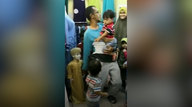 Cansız mankeni çocuğu sanan babadan güldüren anlar