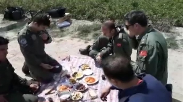 Acil iniş yapan Mehmetçik'e köylüler kucak açtı
