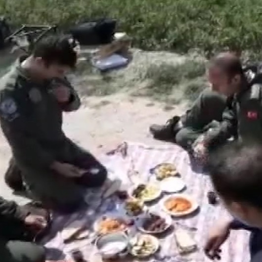 Acil iniş yapan Mehmetçike köylüler kucak açtı