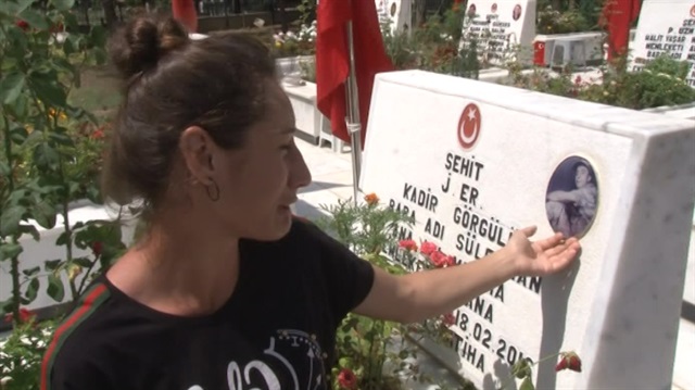 Şehit sevgilisine olan aşkı izleyenleri gözyaşlarına boğdu