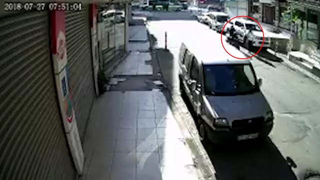 Yolda yürüyen öğretmeni tekmeleyip yere düşüren motosikletli güvenlik kameralarına yakalanmıştı.