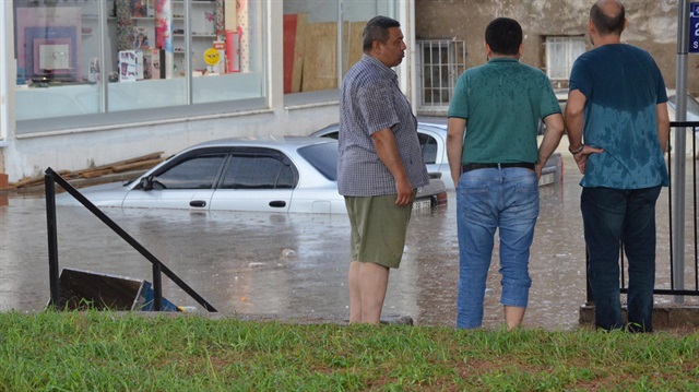 Nazilli'de bu sabah sağanak nedeniyle su taşkınları yaşandı.