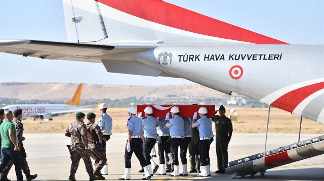 Şehit Özel Harekat Polisi Recep Emre Yılmaz tekbirler ile son yolculuğuna uğurlandı.