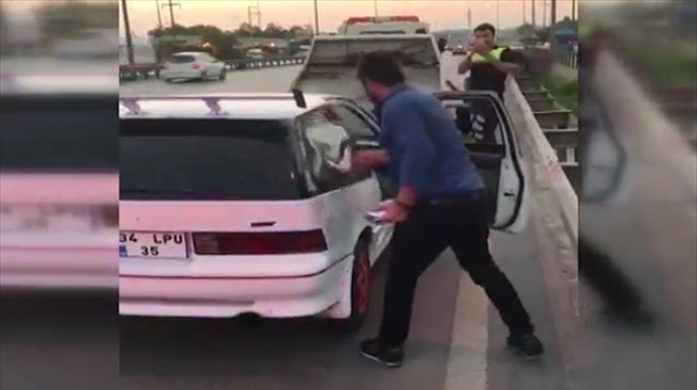 Bağlanan aracının camlarını kırdı