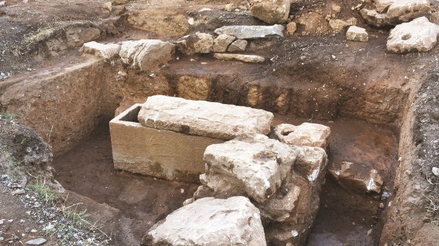 Muğla'nın Milas ilçesinde, antik dönemin en iyi korunmuş tapınaklarından Zeus Lepsynos'un da bulunduğu Euromos Antik Kenti'nde karşılama merkezine elektrik kazısı için yürütülen çalışmalarda rastlanan Roma ve Helenistik döneme ait 7 mezar gün yüzüne çıkarılarak koruma altına alındı.