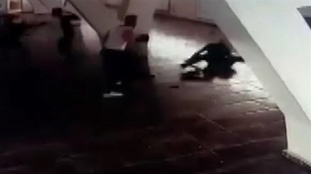 Genç boksörler eski antrenörlerine böyle saldırdı!